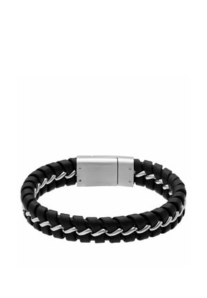 Zwart gevlochten leren armband met een zilverkleurige metalen ketting erdoorheen gevlochten en een rechthoekige zilveren sluiting, weergegeven op een witte achtergrond.
