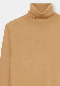 Béžový rolákový svetr z měkké, texturované pleteniny. Má vysoký límec a dlouhé rukávy, navržený pro teplo a pohodlí.