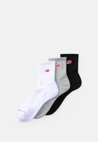 Tri páry ponožiek do členkov v bielej, sivej a čiernej farbe, s jemnou textúrou a malým červeným logom New Balance na každej ponožke.