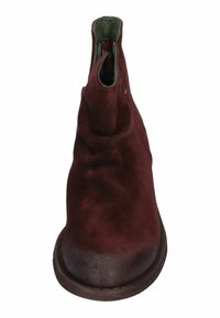 Bordeaux-farbene Wildleder-Ankle-Boots mit glatter Textur, ausgestattet mit einem grünen Innenfutter und einer runden Zehenpartie. Leicht abgetragene Sohle mit genähtem Design.