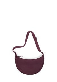 Borsa a spalla di tessuto bordeaux con forma curva, tracolla regolabile e chiusura con zip. Superficie liscia, design minimalista e senza motivi visibili.