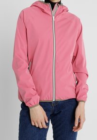 Rosa lättviktsjacka med huva, främre dragkedja, elastiska muddar och sidofickor. Slät textur, figurnära design och grå detaljer.