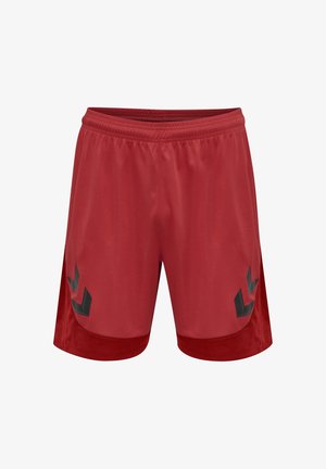 Røde atletikshorts med elastisk talje og sorte chevron-mønstre på hvert ben nær kanten.