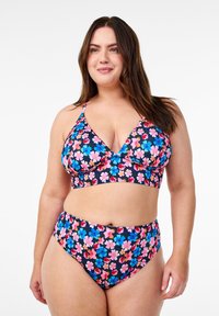 Bloemige bikini set met een marineblauwe achtergrond en roze en blauwe bloemen, een driehoekstop en een hoog getailleerde onderkant. Zachte stof, verstelbare bandjes.