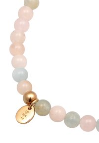 Armbandet är prydt med pärlor i pastellfärger som rosa, blå och grön, och har ett guldfärgat metallspänne samt en tagg som är ingraverad med "925 Ag."