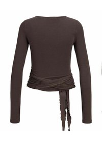 Haut marron à manches longues avec un design ajusté, présentant un détail de taille drapée et des liens fluides, fabriqué dans un tissu lisse et extensible.