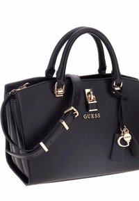 Bolso de mano de cuero negro con dos asas superiores y una correa de hombro ajustable. Presenta acabados en dorado, un cierre con candado y detalles del logotipo de la marca.