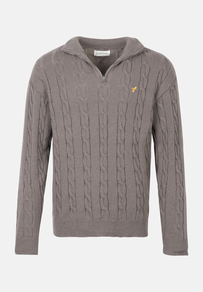 Szary sweter dzianinowy z ćwierć zamkiem i małym żółtym haftowanym logo po lewej stronie, długie rękawy oraz ściągacze przy mankietach i u dołu.