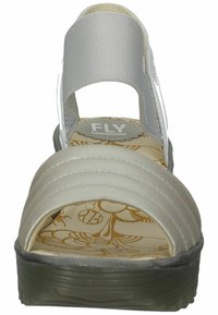 Helle graue Sandalen mit einer strukturierten Oberseite, breiten Riemen und einem konturierten Fußbett mit einem floralen Muster. Dicke, dunkle Sohle.