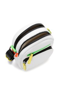 Borsa a tracolla in pelle bianca con più compartimenti con zip. Presenta accenti colorati in verde, arancione e giallo. Forma rotonda.