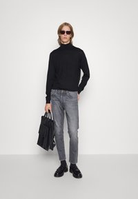 Selected Homme SLHTOWN ROLL B NOOS - Jersey de punto - black