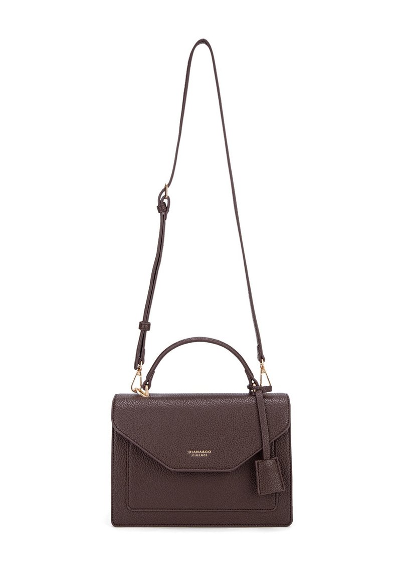 Borsa a tracolla in pelle di colore marrone scuro con una forma strutturata, manico superiore e tracolla regolabile. Presenta una patta anteriore e dettagli con logo.