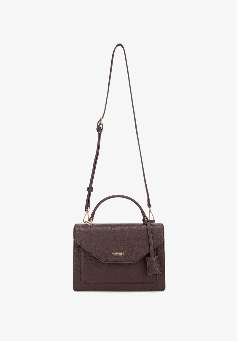 Borsa a tracolla in pelle di colore marrone scuro con una forma strutturata, manico superiore e tracolla regolabile. Presenta una patta anteriore e dettagli con logo.