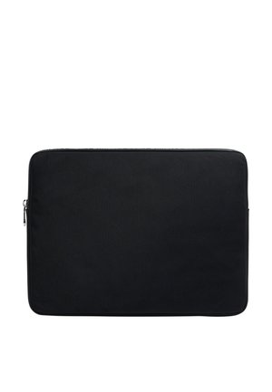 Funda negra para portátil con un exterior de tela suave, forma rectangular, cierre de cremallera y sin logotipos ni patrones visibles. Diseño minimalista.