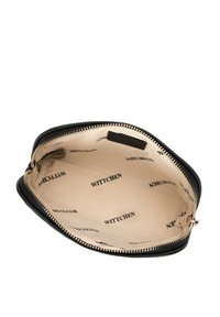 Funda de cuero negro con cremallera dorada. El interior presenta un forro beige con un estampado repetido de "WITTCHEN". Textura suave y diseño elegante.