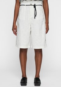 Linnenmix shorts in lichtcrème met een getextureerde afwerking. Heeft een zwarte trekkoord in de taille en twee zijzakken.