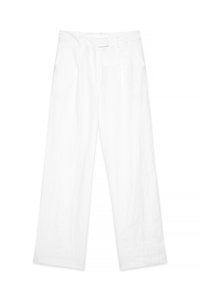 Baltas platajās kājās bikses, izgatavotas no viegla auduma. Tām ir augsts viduklis, jostas cilpas un viegla tekstūra. Redzamu rakstu vai aksesuāru nav.