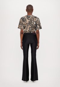 Just Cavalli PYTHON - T-shirts med print - marzapan\curry