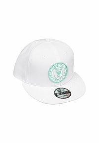 Weiße Snapback-Cap aus Stoff mit einem mintgrünen runden Logo, das den Text "MIAMI" und "CLUB INTERNACIONAL DE FÚTBOL" zeigt.