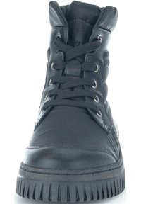Botte montante noire avec un design à lacets, col rembourré, matière synthétique lisse, semelle texturée et bout rond.
