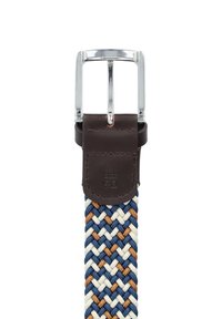 Woven pas z niebieskimi, kremowymi i brązowymi włóknami; brązowa skórzana etykieta z wytłoczonym napisem "ROZMIAR 90"; srebrna metalowa klamra.