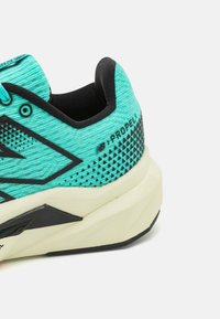 New Balance FUELCELL PROPEL V5 - Løpesko for vei - green