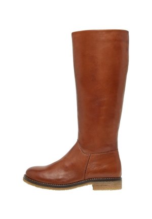Botte haute en cuir marron avec talon superposé et bout arrondi, vue de côté sur fond blanc.