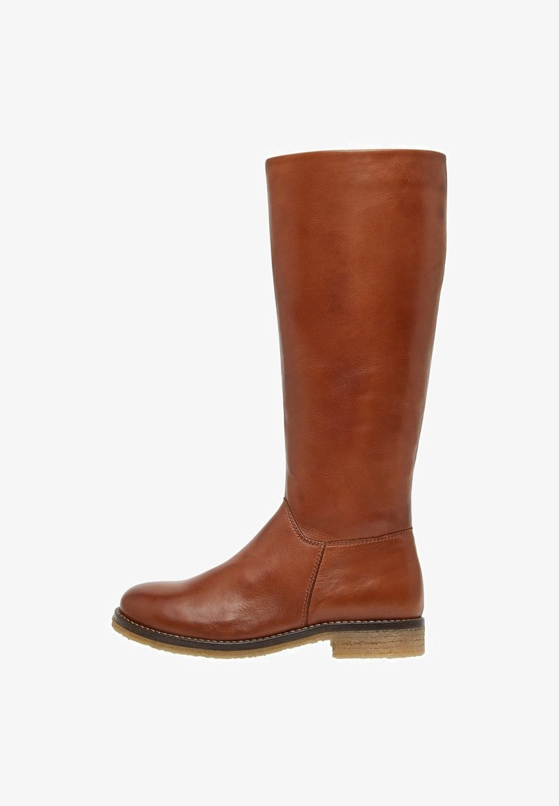 Botte haute en cuir marron avec talon superposé et bout arrondi, vue de côté sur fond blanc.