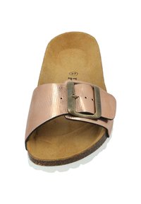 Braune vegane Ledersandale mit einem breiten Riemen, strukturiertem Finish und einer goldenen Metallschnalle. Hellbraunes, konturiertes Fußbett mit einer weißen Sohle.