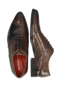 Scarpe eleganti in pelle marrone con fasce diagonali nere, chiusura con lacci e tacco impilato, mostrate da viste dall'alto e di lato.