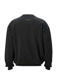 Zwarte oversized sweatshirt met een ronde hals en lange mouwen. Opvallende gouden tekstdetails op de rug nabij de halslijn. Zachte stoftextuur.