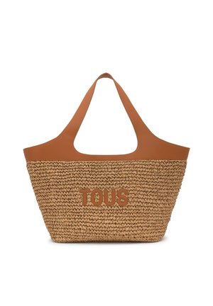 Bolso tote de paja trenzada marrón con asas de cuero marrón suave y logo "TOUS" en la parte frontal.