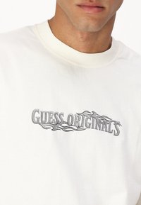 Guess Originals PRINTED - Pikkade varrukatega topp - sandy shore multi