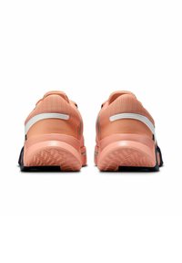 Un paio di scarpe sportive con una tomaia in rete corallo, dettagli bianchi e un contrafforte del tallone testurizzato. Presentano una suola in gomma resistente con un motivo di battistrada.