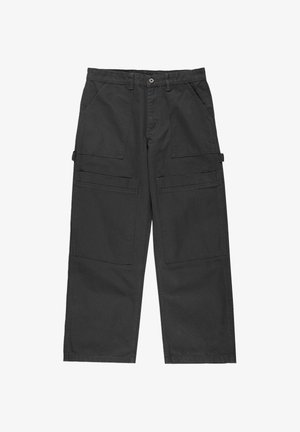 Czarne spodnie cargo wykonane z trwałej bawełny. Posiadają szerokie nogawki, wiele dużych kieszeni oraz zapięcie na guzik w talii.