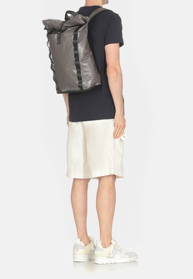 Szary plecak rolowany wykonany z materiału wodoodpornego, z czarnymi paskami, teksturowanym wykończeniem i eleganckim designem.