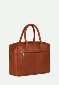 Bruine leren tote bag met dubbele handvatten aan de bovenkant, ritsafsluiting en een buitenvak. Beschikt over gestikte accenten en hardware in goudkleur.