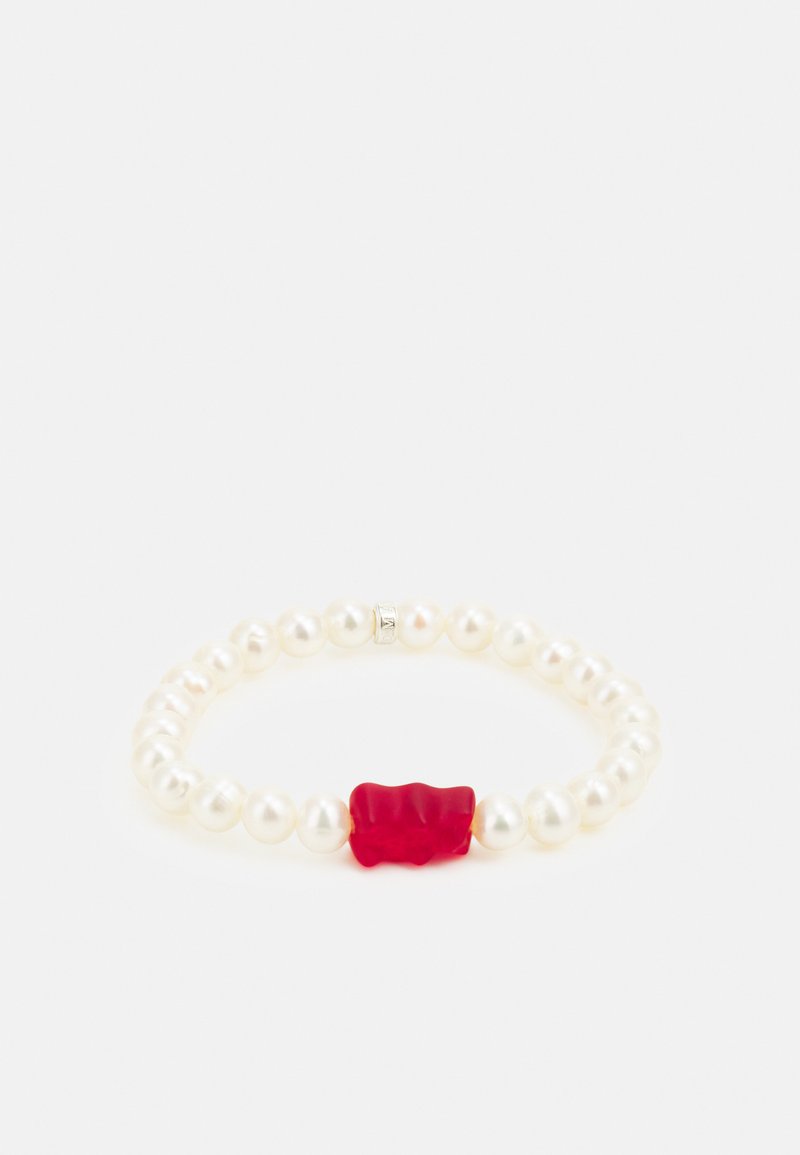 Bracciale in perle che presenta perle bianche lisce e una perla centrale rossa con texture. Design con elastico per un'indossabilità flessibile.