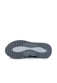 Suela de zapato de goma gris con patrones texturizados y logo grabado "MUNICH", diseñada para ofrecer agarre con un borde redondeado suave.