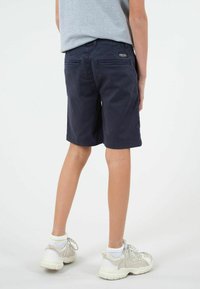Shorts bleu marine en coton robuste avec une coupe décontractée, dotés de deux poches arrière et d'une finition d'ourlet propre.