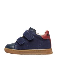 Dětské sneakers v námořnické modři s dvojitými suchými zipy, hnědou podrážkou, námořnickou špičkou a červeným zádovým páskem.