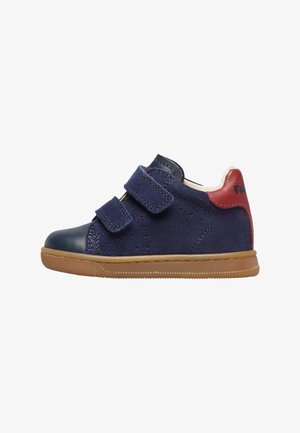 Baskets pour enfants bleu marine avec double strap velcro, semelle marron, embout bleu marine et languette arrière rouge.