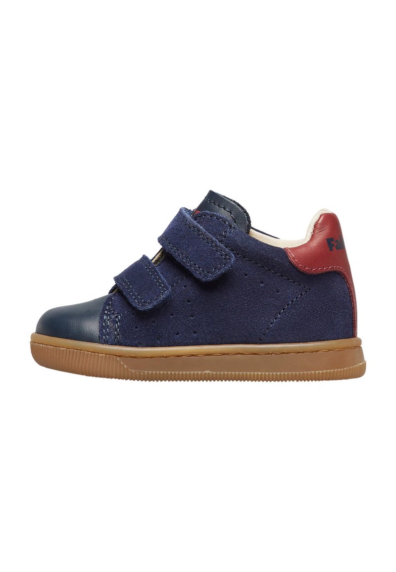 Dětské sneakers v námořnické modři s dvojitými suchými zipy, hnědou podrážkou, námořnickou špičkou a červeným zádovým páskem.