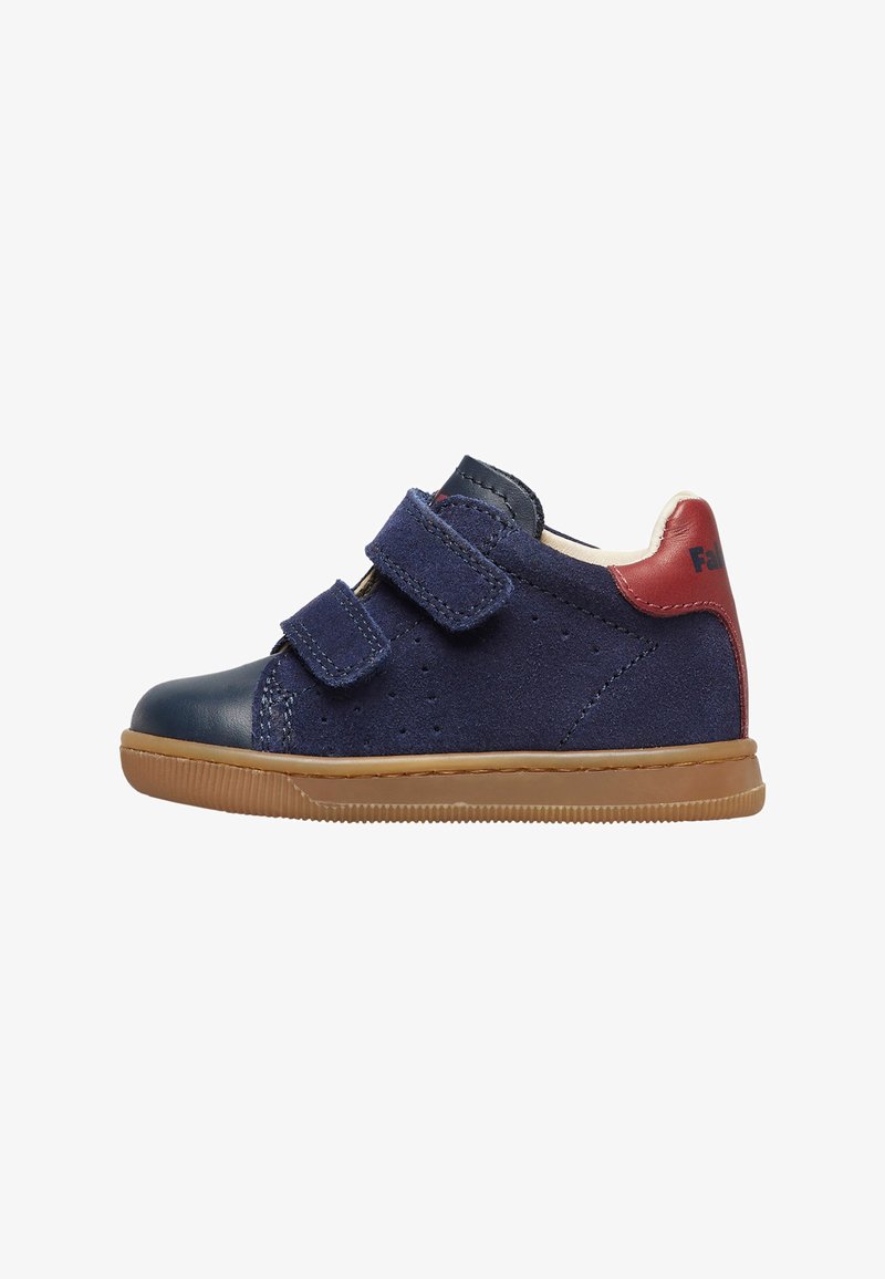 Zapatillas deportivas infantiles de color azul marino con dos correas de velcro, suela marrón, puntera azul marino y pestaña trasera roja.