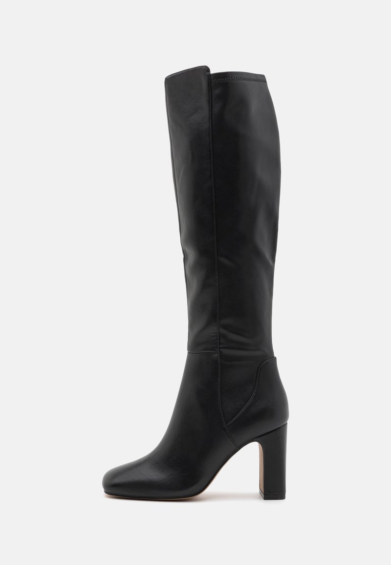 Bota preta até ao joelho feita de couro liso. Apresenta um bico arredondado e um salto robusto, com um painel lateral texturizado para um detalhe adicional.