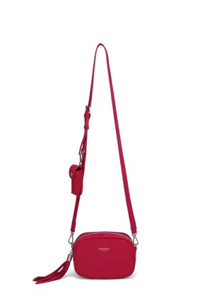 Kleine rode crossbodytas met een lange verstelbare riem, een tassel aan de voorkant en een klein tasje bevestigd bij de gesp, met het merk "DIANA&CO FIRENZE."