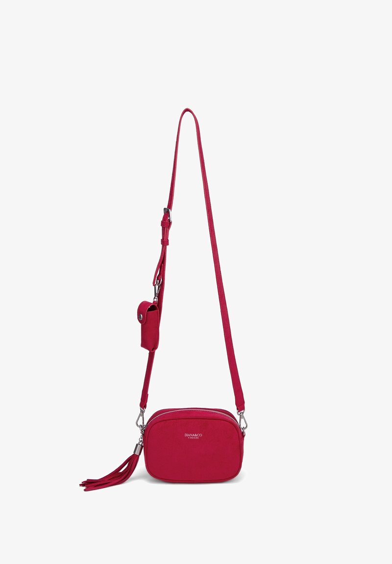 Petit sac bandoulière rouge avec une longue sangle réglable, un pompon à l'avant, et une petite pochette attachée près de la boucle, marqué "DIANA&CO FIRENZE".