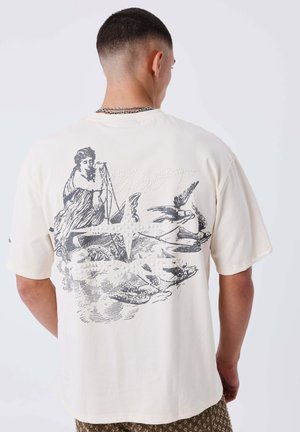 Crème katoenen t-shirt met een grote grijze grafiek van een klassieke figuur en mariene elementen op de achterkant, met een relaxte pasvorm en korte mouwen.