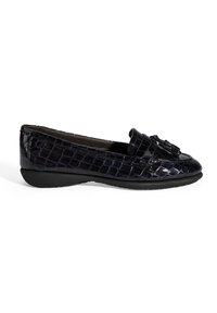 Schwarze Lacklederschlüpfschuhe mit Krokodilmuster, ausgestattet mit einem Schleifendetail an der Vorderseite und einer niedrigen, durchgehenden schwarzen Gummisohle.