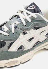 ASICS SportStyle GEL NYC UNISEX - Sportcipő - black/cement grey